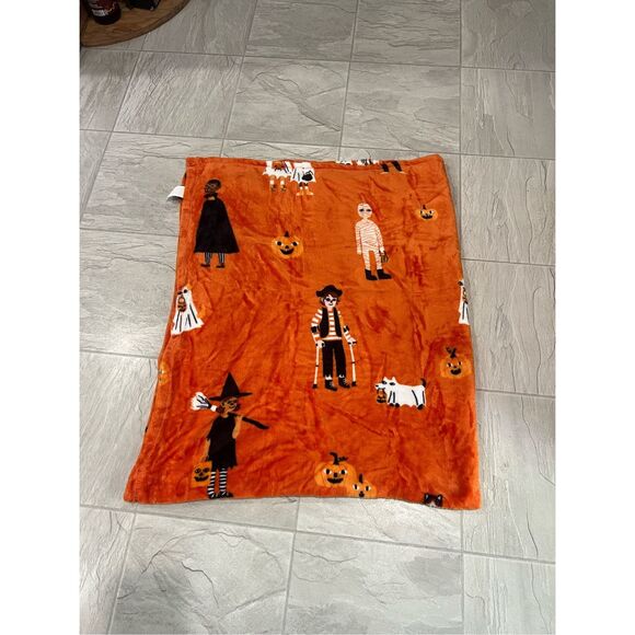 Trick Or Treat Halloween Holiday Throw Blanket - Picture 1 of 5